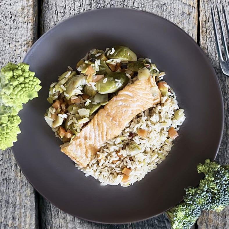 Salmone con cavolo croccante e riso basmati integrale