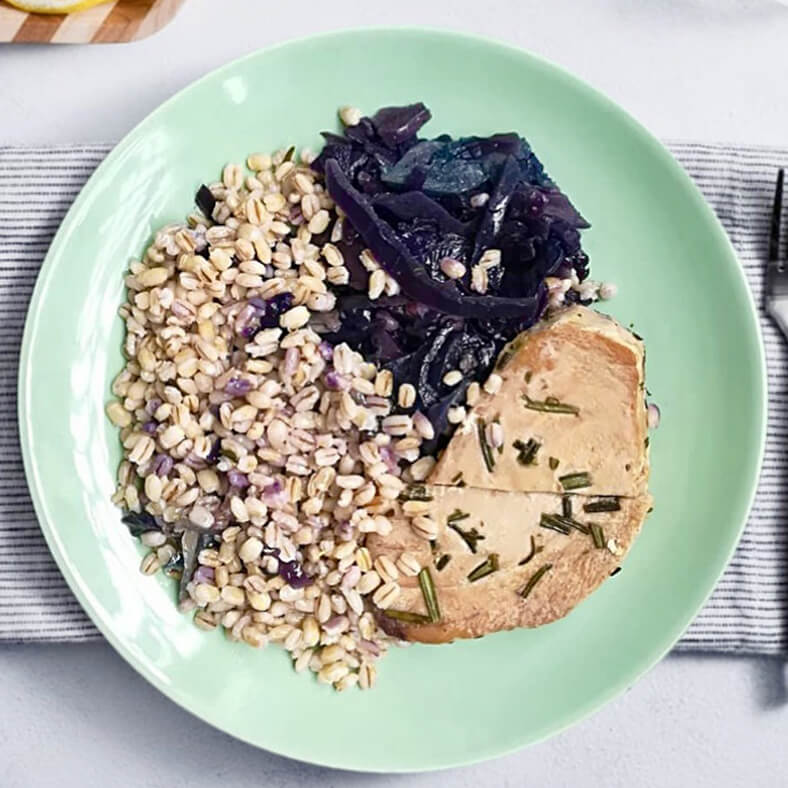 Tonno grigliato con cavolo rosso e orzo