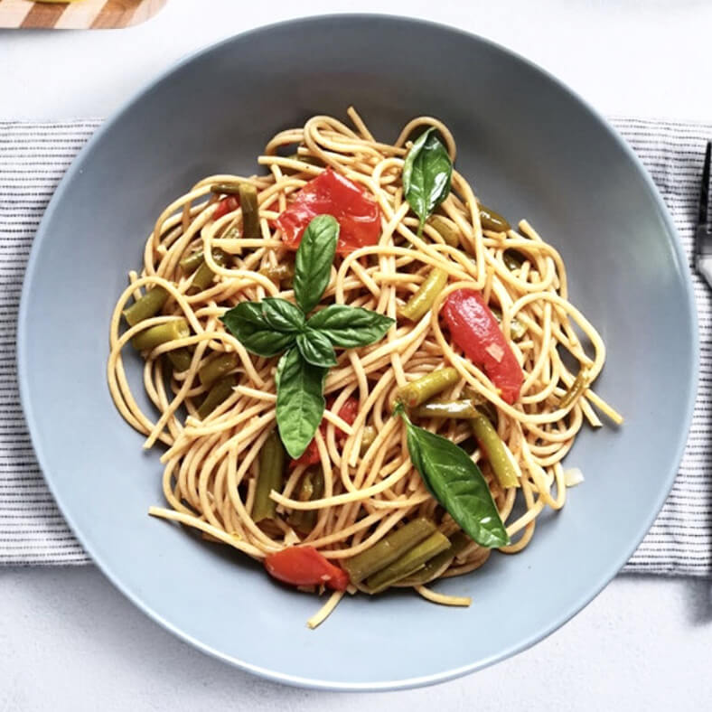 Spaghetti integrali dell'orto con datterini, basilico e fagiolini