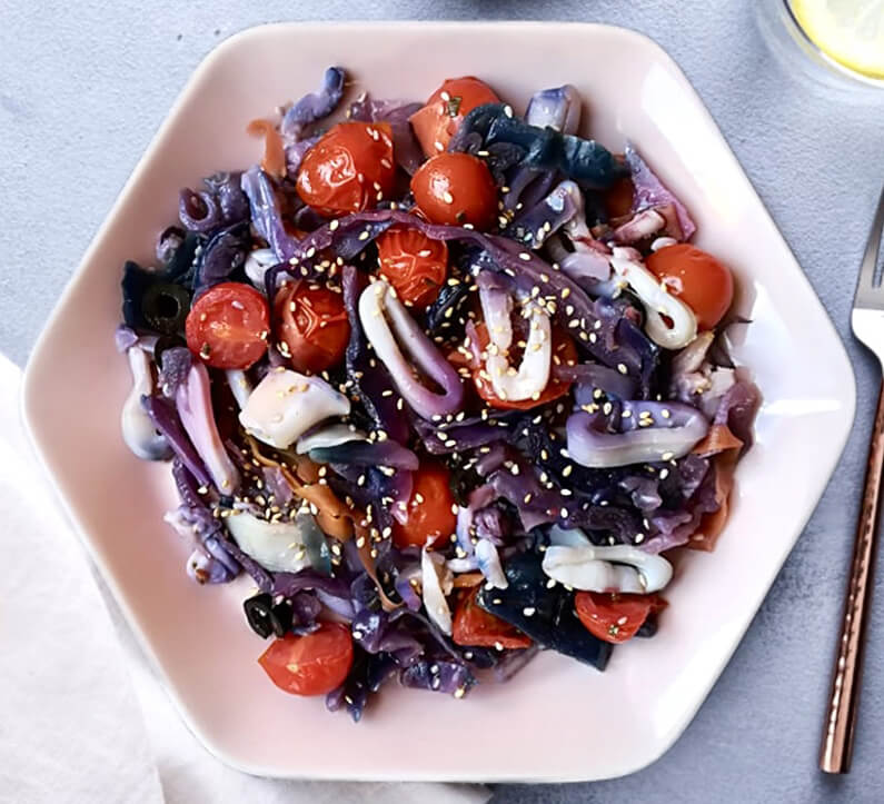 Insalata pink di calamaro, cavolo rosso e carote