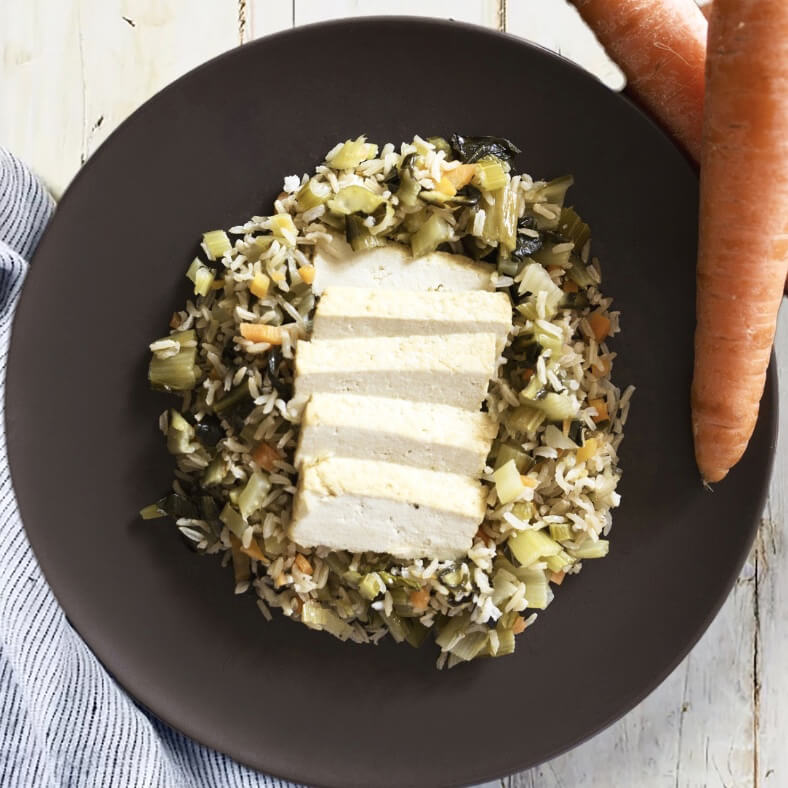 Tofu grigliato alle erbe con riso integrale alle verdure