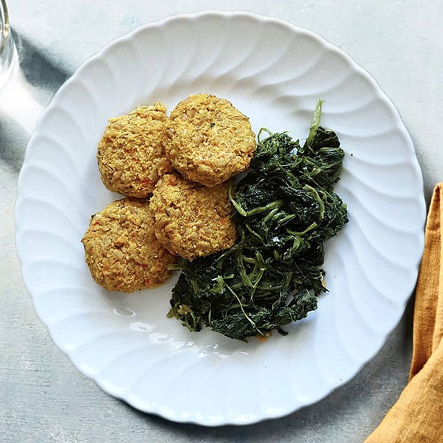 Pepite arancioni di carote, peperoni, zucca e curcuma con finocchi al sesamo