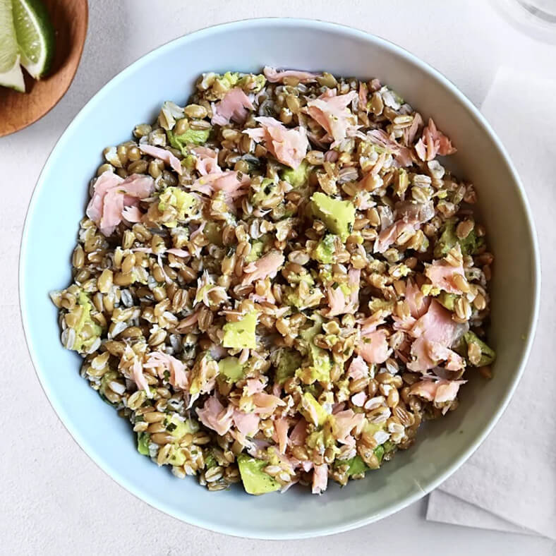 Bowl di farro, salmone affumicato e avocado