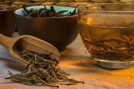 Kombucha a casa: il primo passaggio è infondere il tè 