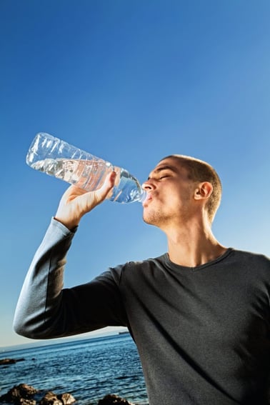 bere acqua molto spesso