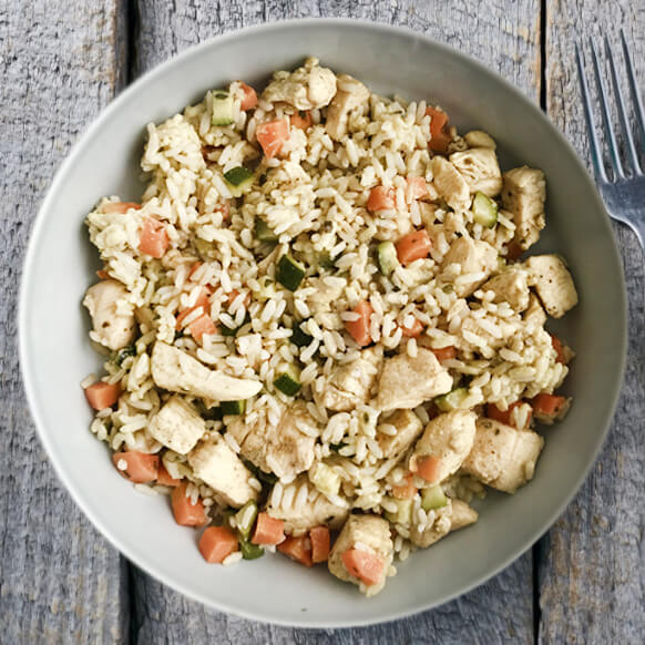 One pot di pollo al curry e riso basmati con verdure