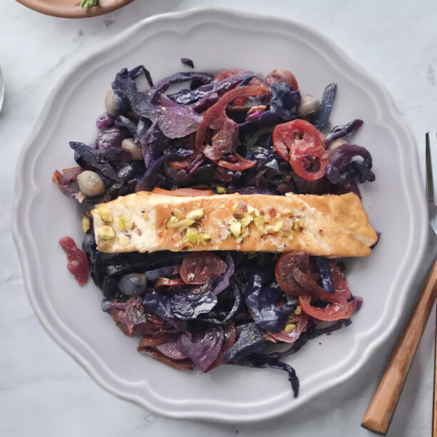 Filetto di salmone ai pistacchi con ceci e cavolo viola