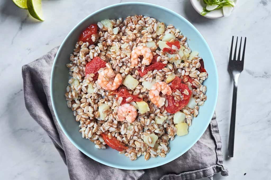Insalata di farro e gamberi con antiossidanti naturali