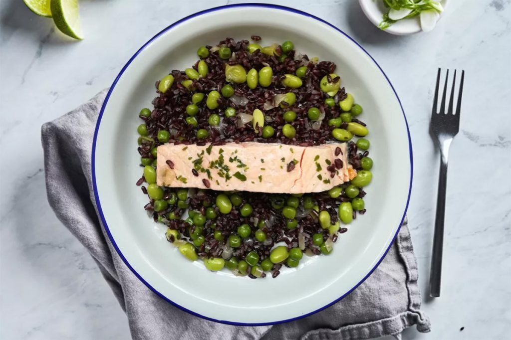 Salmone, riso nero e edamame