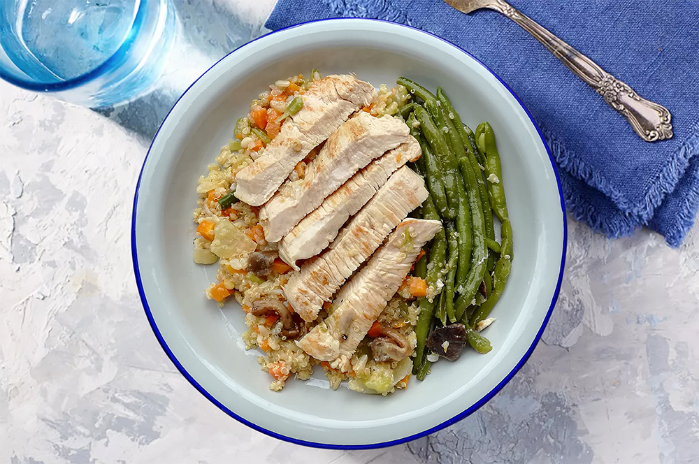 Tagliata di tacchino con quinoa speciale, fagiolini e funghi
