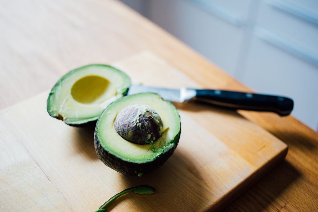 Recuperare il seme dell'avocado per creare barrette energetiche e proteiche: altro esempio di upcycled food.