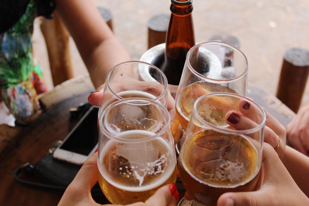 abuso di alcool causa transaminasi alte
