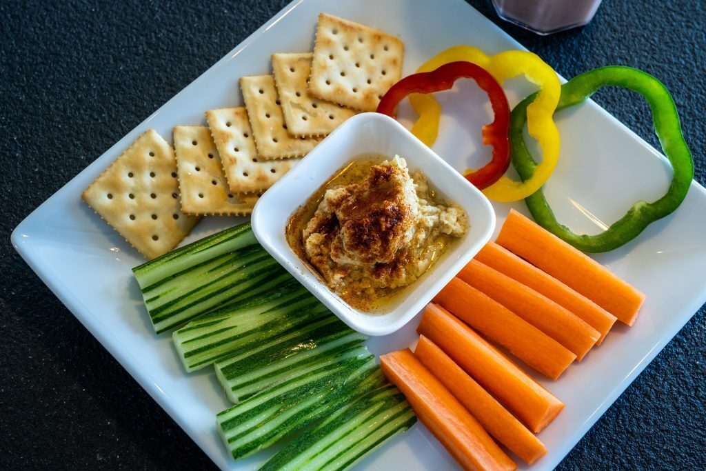 Verdura cruda dolce e hummus di ceci