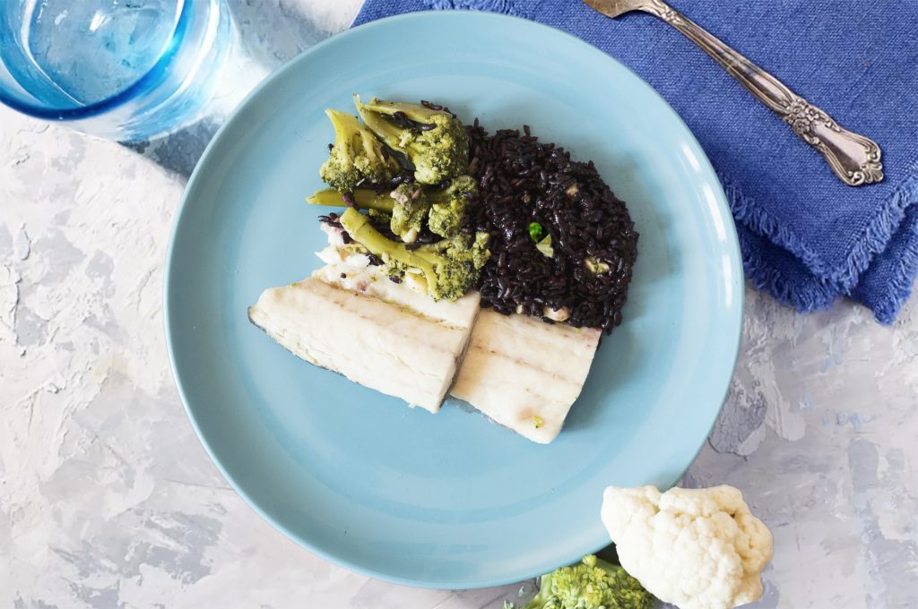 Esempio di cena proteica, branzino riso nero e broccoli