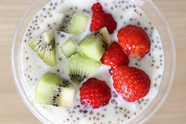 yogurt, frutta e semi di chia